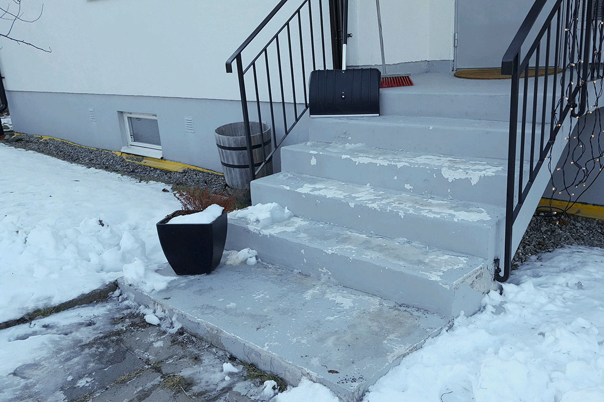 Målad betongtrappa i Tyresö där färgen har lossnat