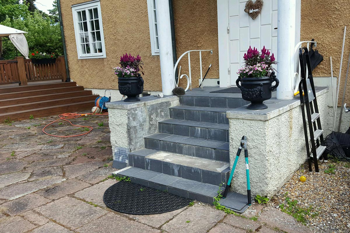 Frostsprängt kakel på betongtrappa som lossnat Frostsprängt kakel på betongtrappa som lossnat